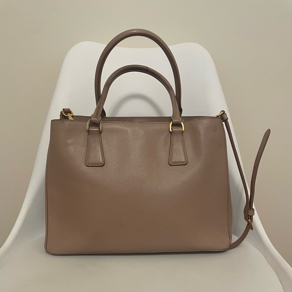 Prada Saffiano Lux Tote in Cammeo. - Picture 2 of 15